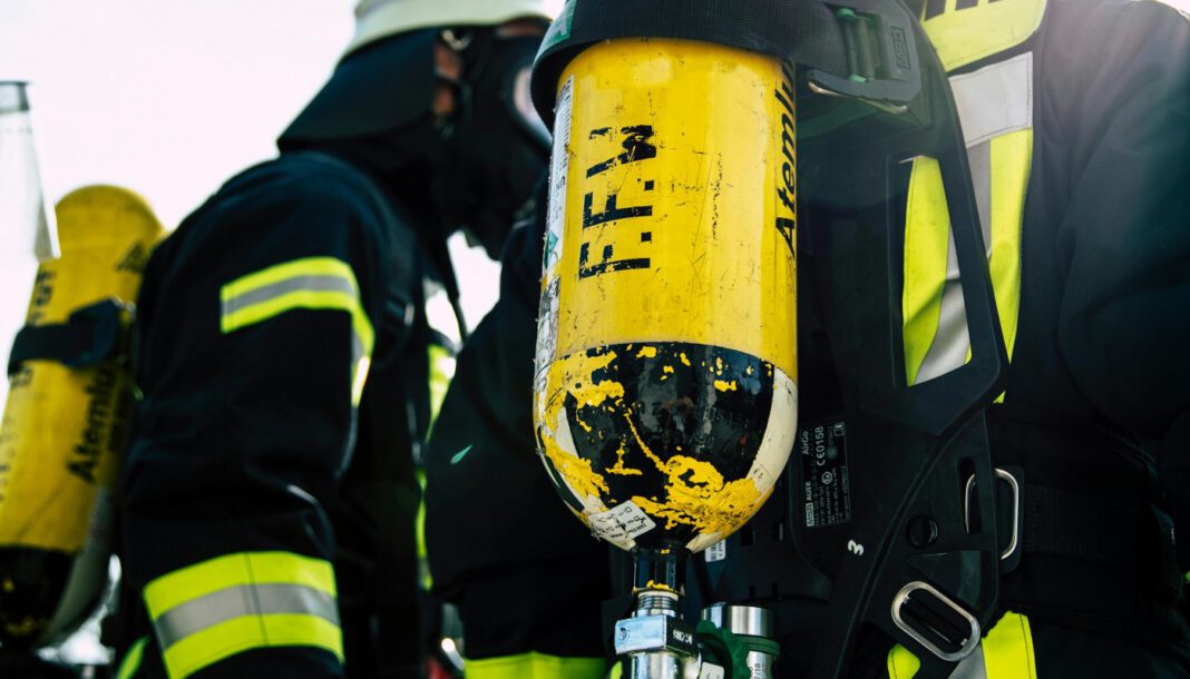 Feuerwehr stoppt Balkonbrand nach Feuer im Müllunterstand im Bornstedter Feld