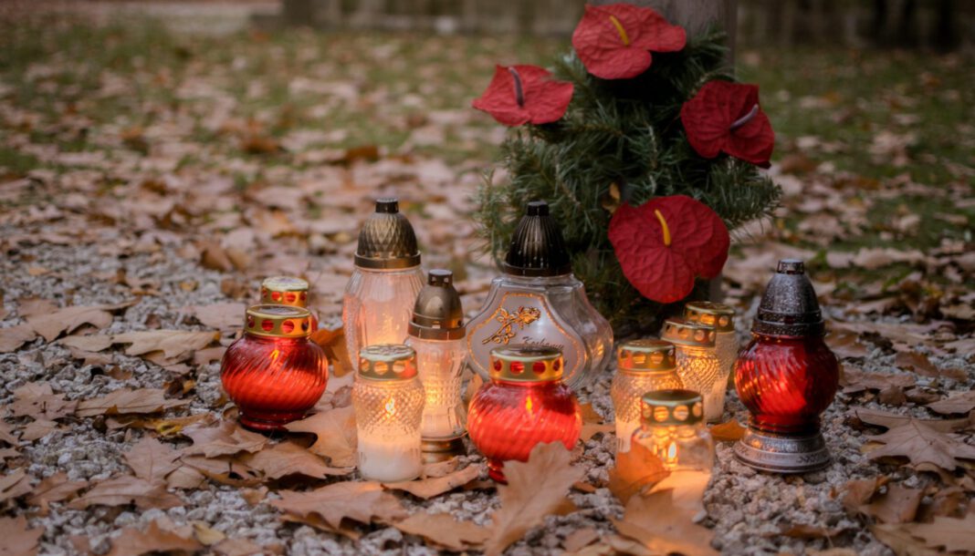 Kleinbrände auf Friedhöfen: Kerzen und trockenes Tannengrün als Brandursache