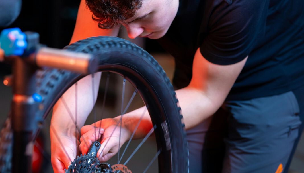 Kostenfreie Fahrradwerkstatt an Bushaltestelle Göttin nimmt Betrieb auf