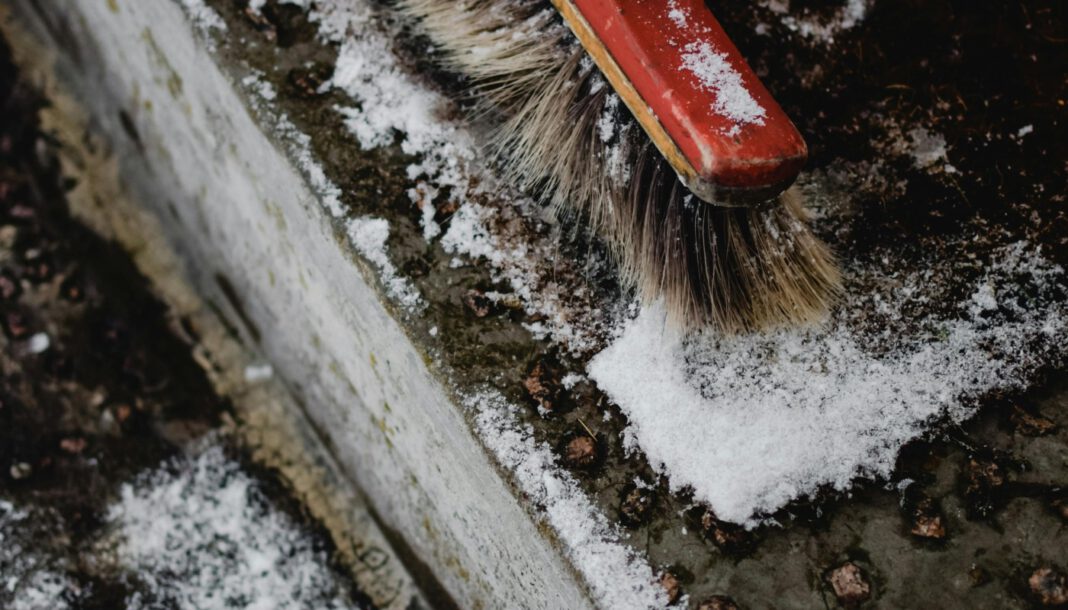 Neuruppin erinnert an Winterdienstpflichten und gibt ab 9. Februar kostenloses Streugut aus