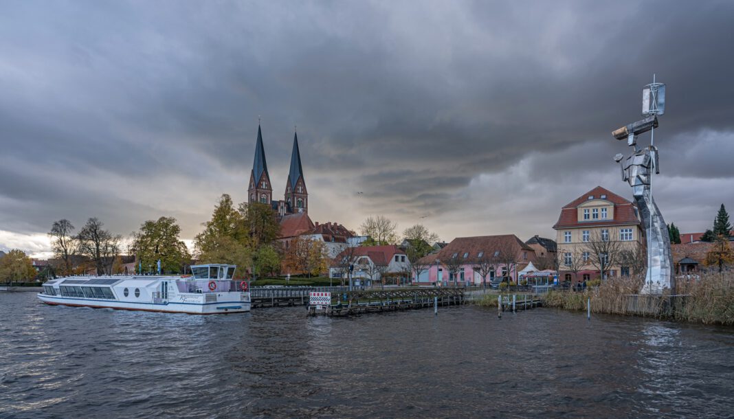 Neuruppin zeigt städtebauliche Umgestaltungen bei Rundgang mit Brandenburger Infrastrukturminister