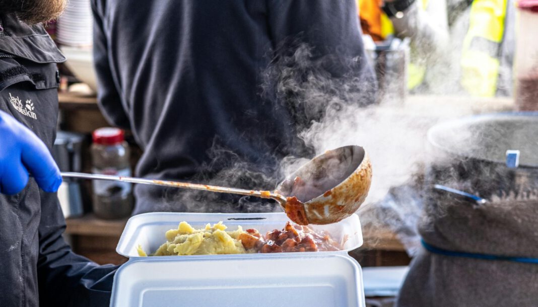 Oberbürgermeisterin verteilt zum Auftakt der Adventszeit warme Mahlzeiten in Potsdam