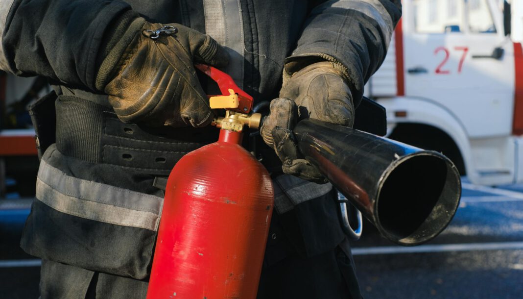 Zweimal Kellerbrand im selben Wohnhaus in Schmellwitz führt zu Rettungseinsätzen und Wohnungsverlust